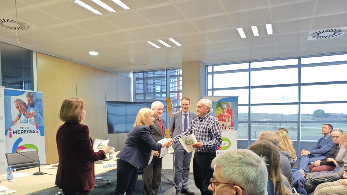 García y Méndez Pozo en la entrega de distintivos a parte de los establecimientos adheridos ya en la provincia de Valladolid