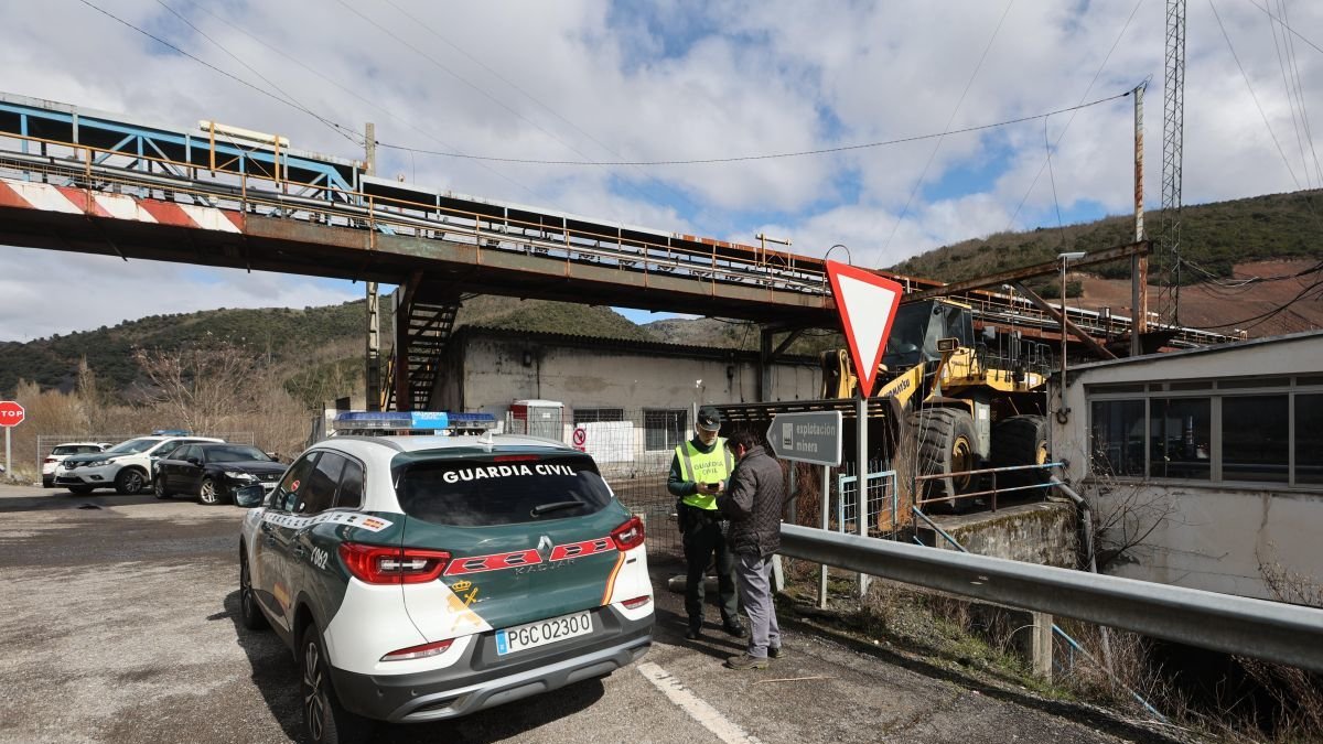 La Guardia Civil levantó este martes un atestado por la salida de camiones de carbón sin licencia de Alinos.