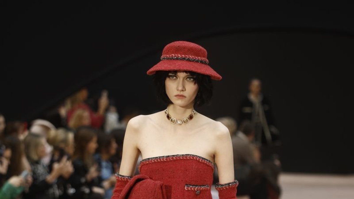 Varios diseños de Chanel en el desfile de este martes en la pasarela de París.