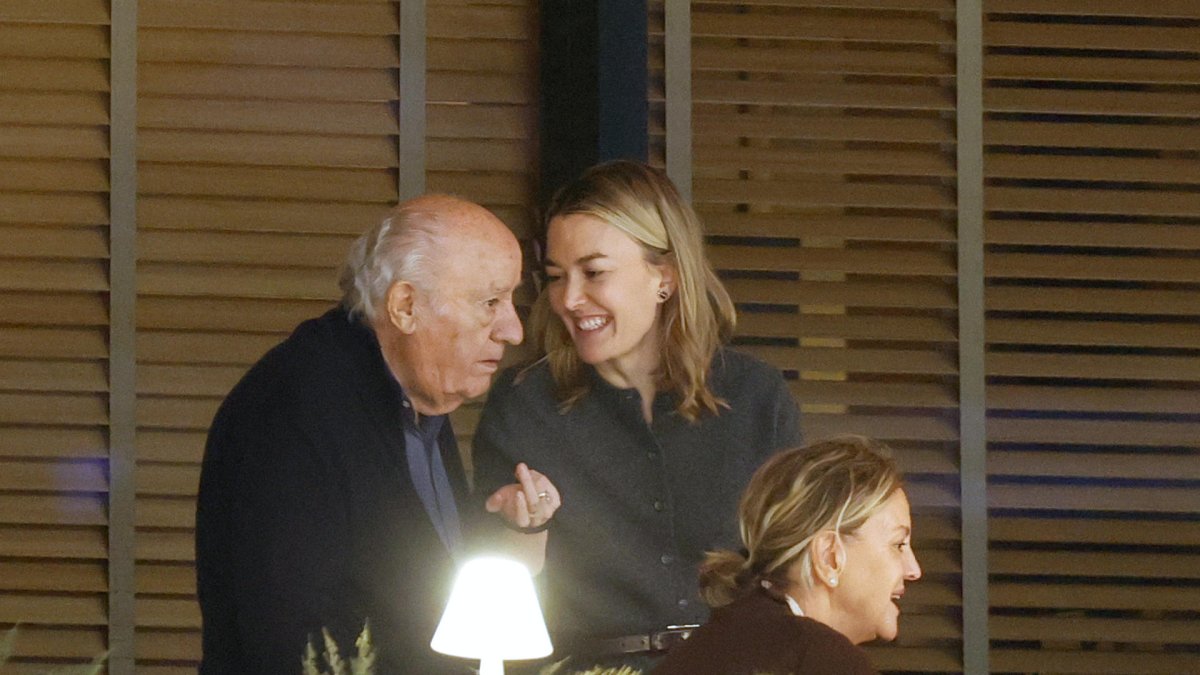 La presidenta de Inditex, Marta Ortega (c), acompañada por sus padres, Flora Pérez (d) y Amancio Ortega (i) en una foto de archivo. EFE/Cabalar