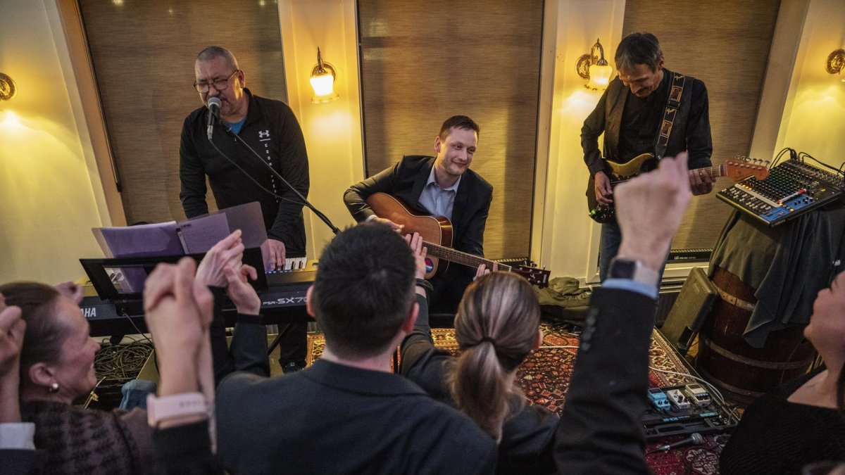 El presidente de Demokraatit, Jens-Frederik Nielsen (C), actúa durante la fiesta electoral de Demokraatit en el Café Killut en Nuuk, Groenlandia, el 11 de marzo de 2025 (emitido el 12 de marzo de 2025). EFE/EPA/Mads Claus Rasmussen DINAMARCA OUT