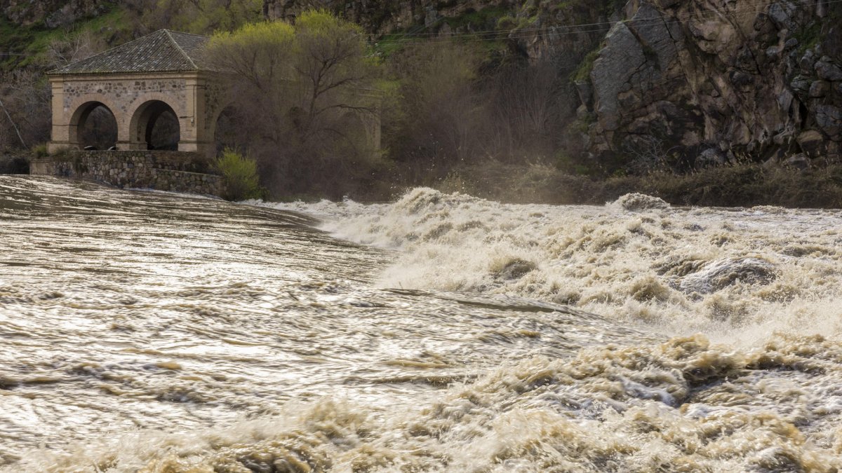 Vista de la crecida del río Tajo a su paso por Toledo este miércoles. .EFE/Ángeles Visdómine