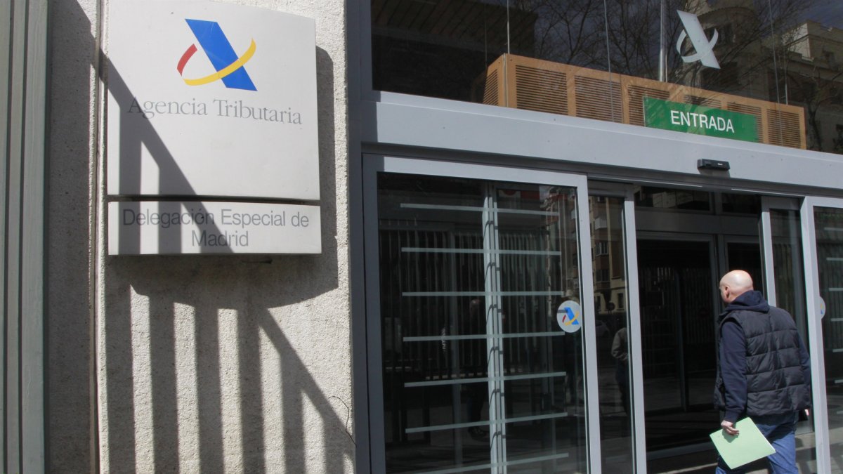 Archivo - Un edificio de la Agencia Tributaria