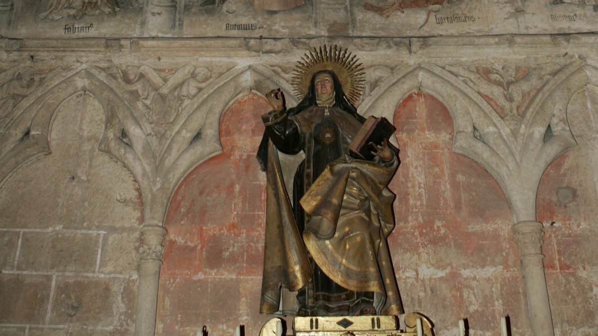 Estatua de Santa Teresa de Jesús en la capilla de Santa Teresa en la Catedral de León.
