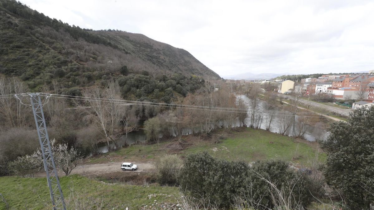 Imagen de la zona de Ponferrada donde confluyen el río Boeza y el Sil, a la derecha en la foto.
