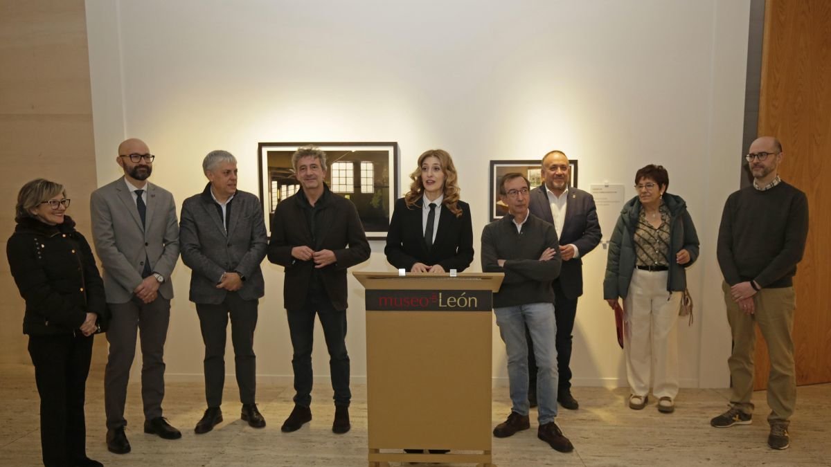 Mar Sancho, durante su intervención, junto a Tomás Sánchez Santiago y José Ramón Vega, y resto de autoridades.