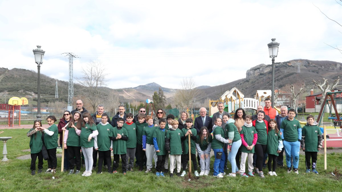 Foto de familia de la plantación de árboles en Tudela Veguín.