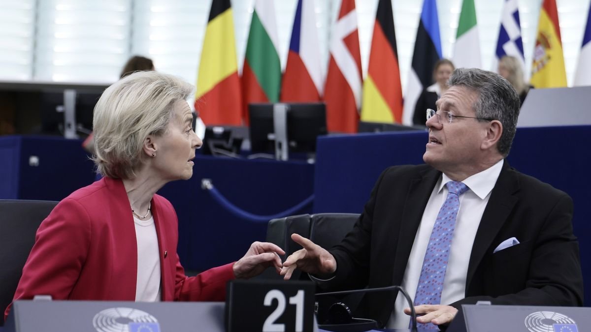 Ursula von der Leyen habla ayer con el comisario Maros Sefcovic, en Estrasburgo.