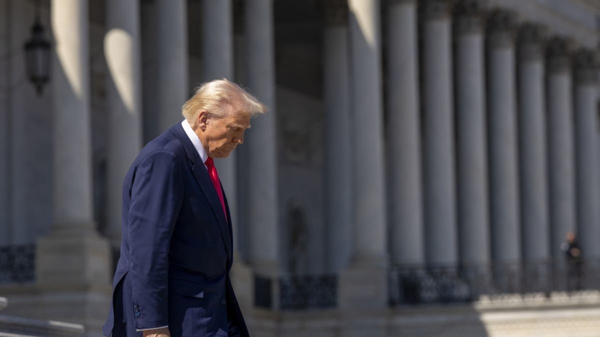 Trump baja ayer las escaleras del Capitolio.