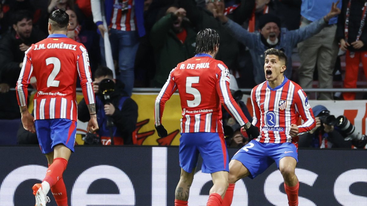 Los jugadores argentinos del Atlético de Madrid, Rodrigo de Paul y Giulano Simeone, celebran el primer gol del equipo rojiblanco durante el partido de vuelta de los octavos de final de la Liga de Campeones en el estadio Metropolitano. EFE/Juanjo Martín