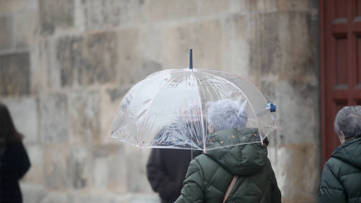 Una persona se protege de la lluvia con un paraguas.