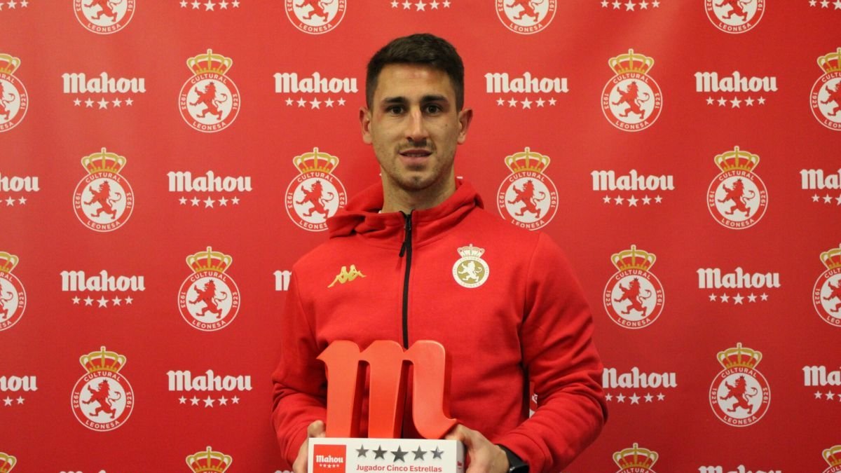 Manu Justo recibe el premio de Jugador Cinco Estrellas del pasado mes de febrero.