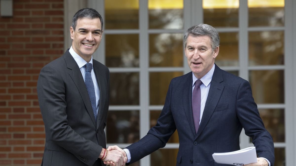 Pedro Sánchez, ayer, con Alberto Núñez Feijóo en La Moncloa.