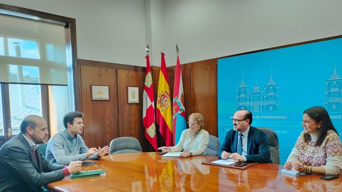 El alcalde de Ponferrada y Lidia Coca, durante la reunion con los promotores de la empresa.
