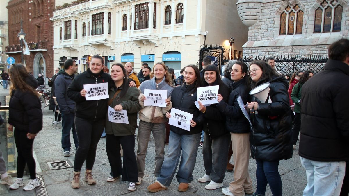 Varias trabajadoras sociales, en la protesta de esta tarde.