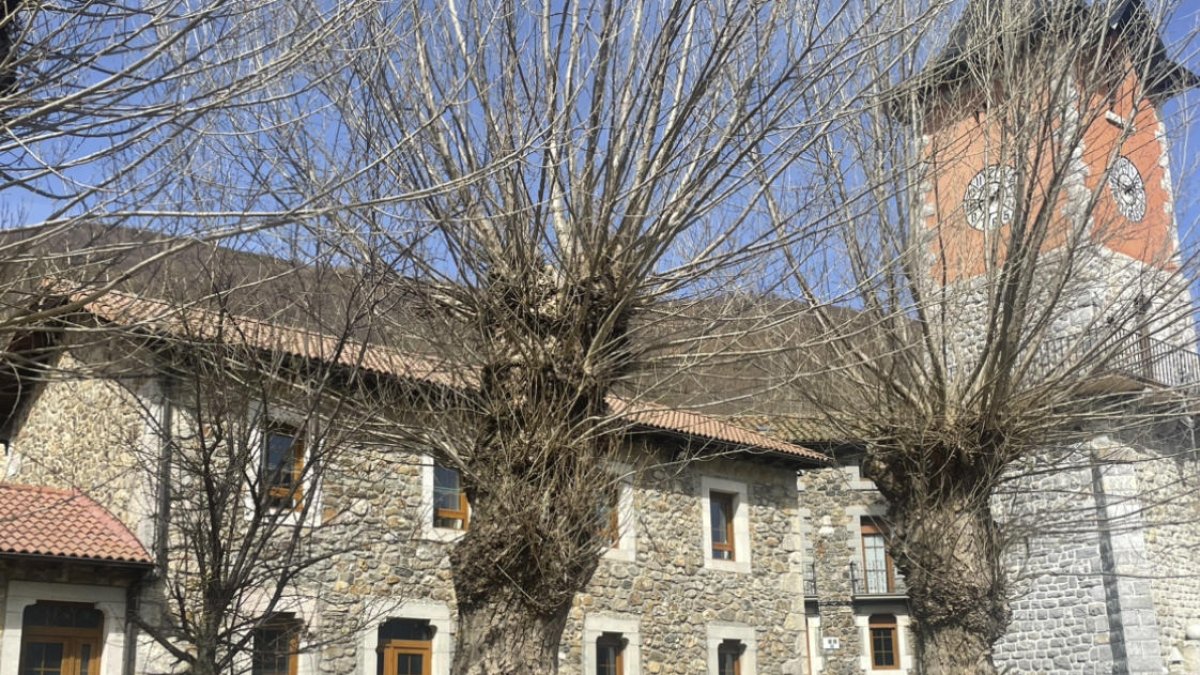 Antiguas escuelas de Espejos de la Reina