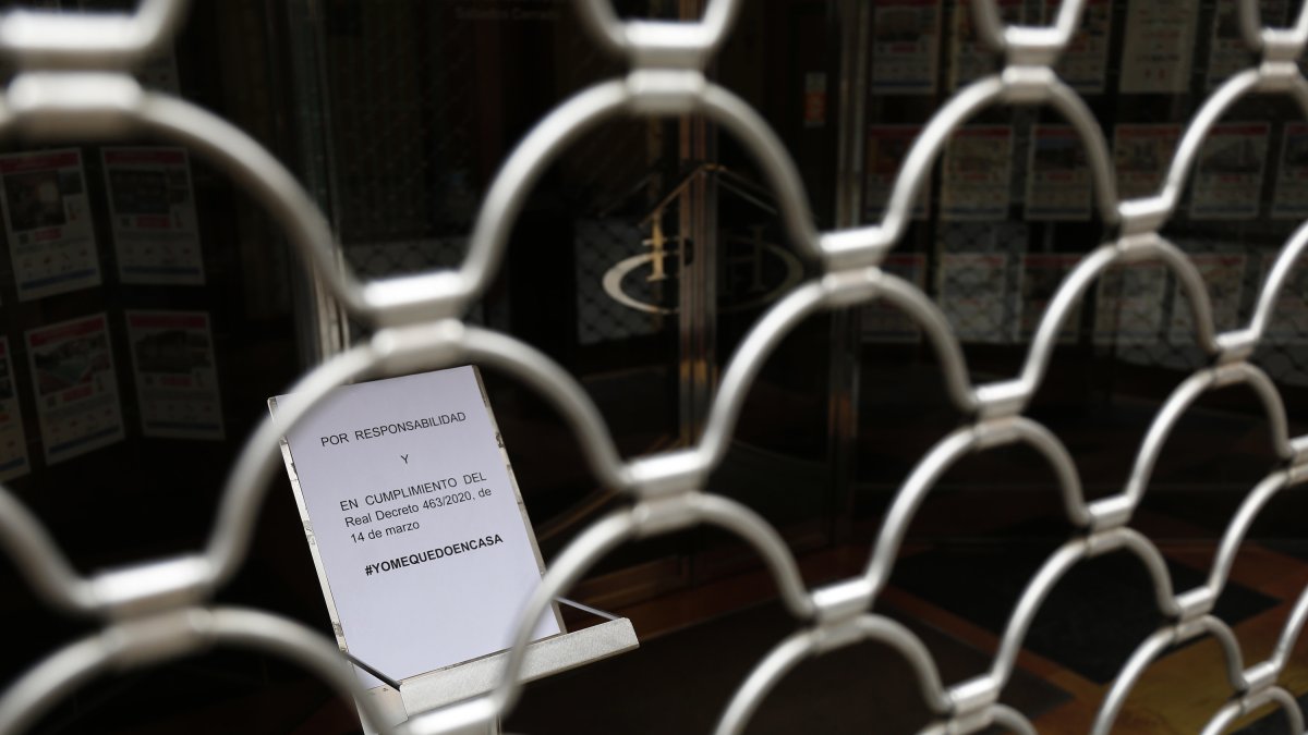 Cartel en un comercio de la calle La Rúa.