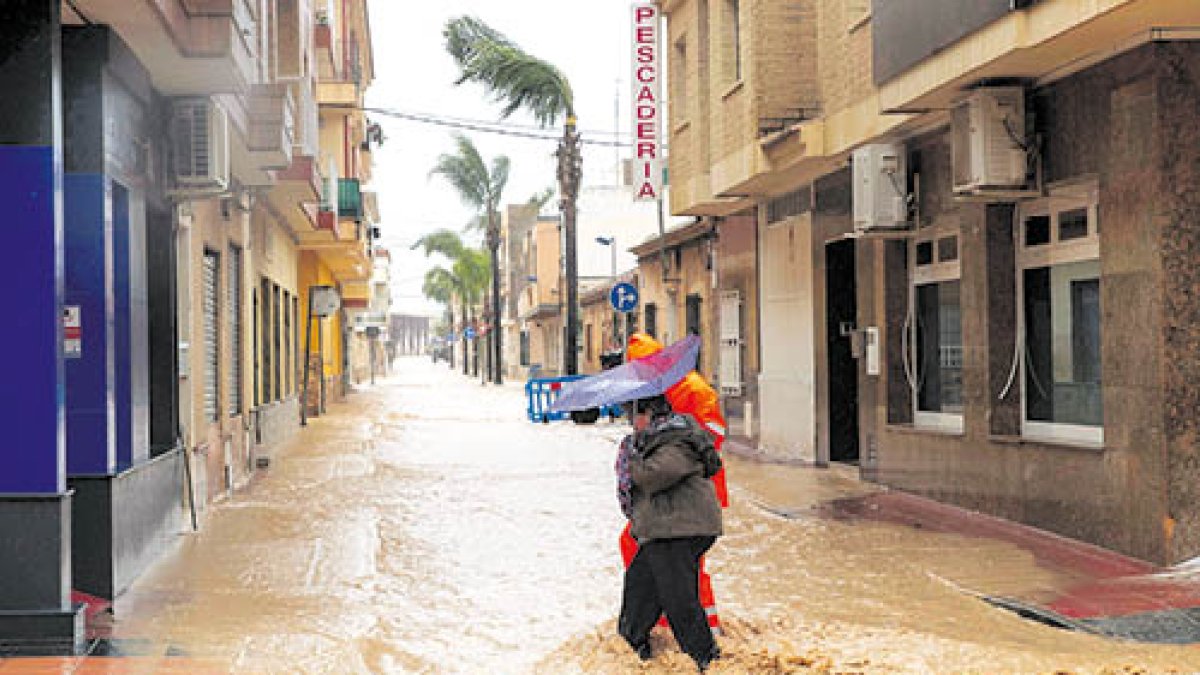 Una calle inundada en Murcia tras las fuertes lluvias, en una foto de archivo.