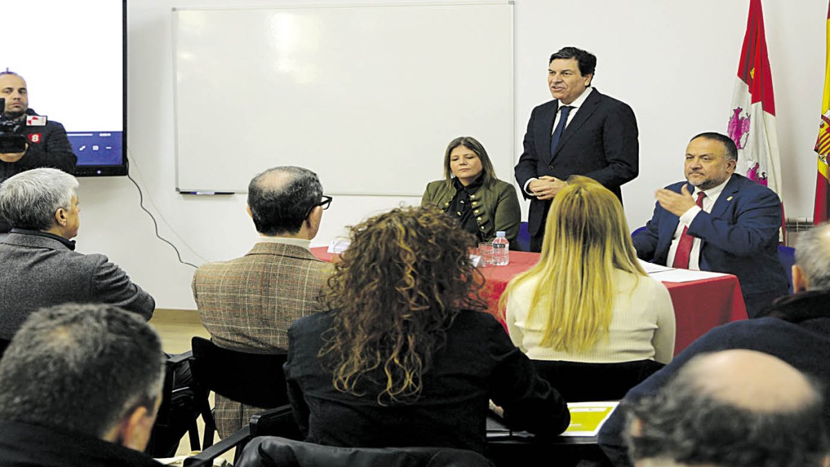 Paula Conde, Carlos Fernandez y Gerardo Álvarez durante el acto.