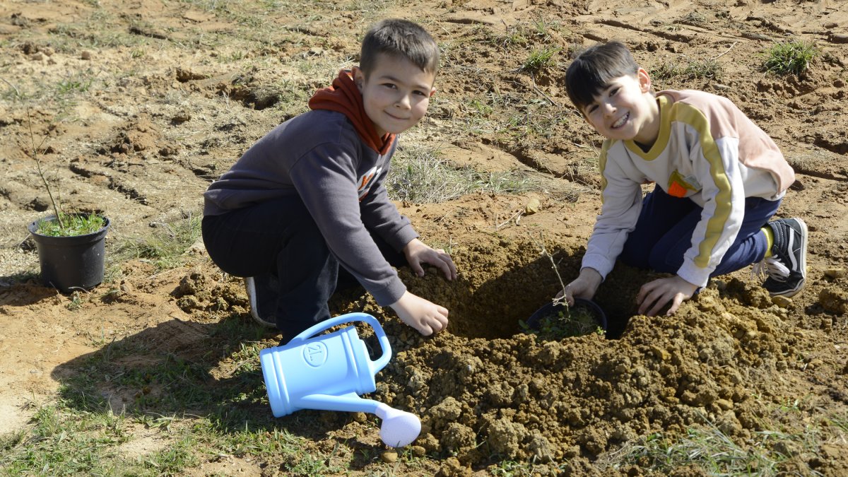 Niños del municipio plantan árboles del Bosque de los Sueños en Calzadilla de los Hermanillos.