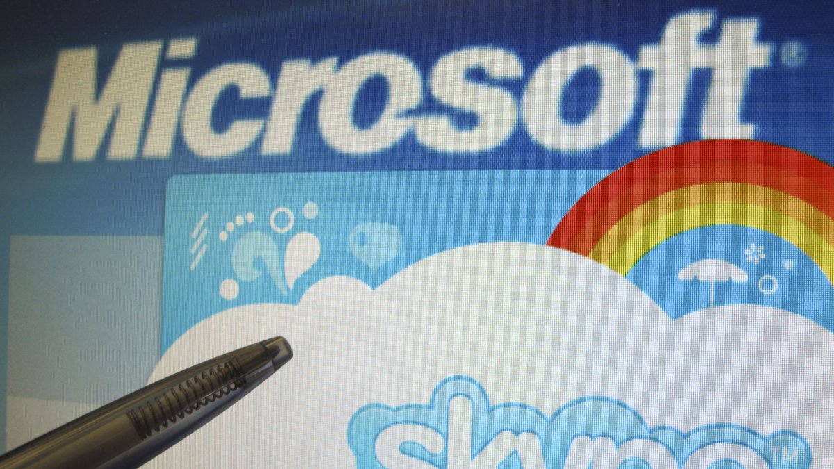 Fotografía de archivo del 10 de mayo de 2011 de una persona apuntando a una pantalla que muestra los logos de Microsoft y de la empresa de telefonía Sykpe.