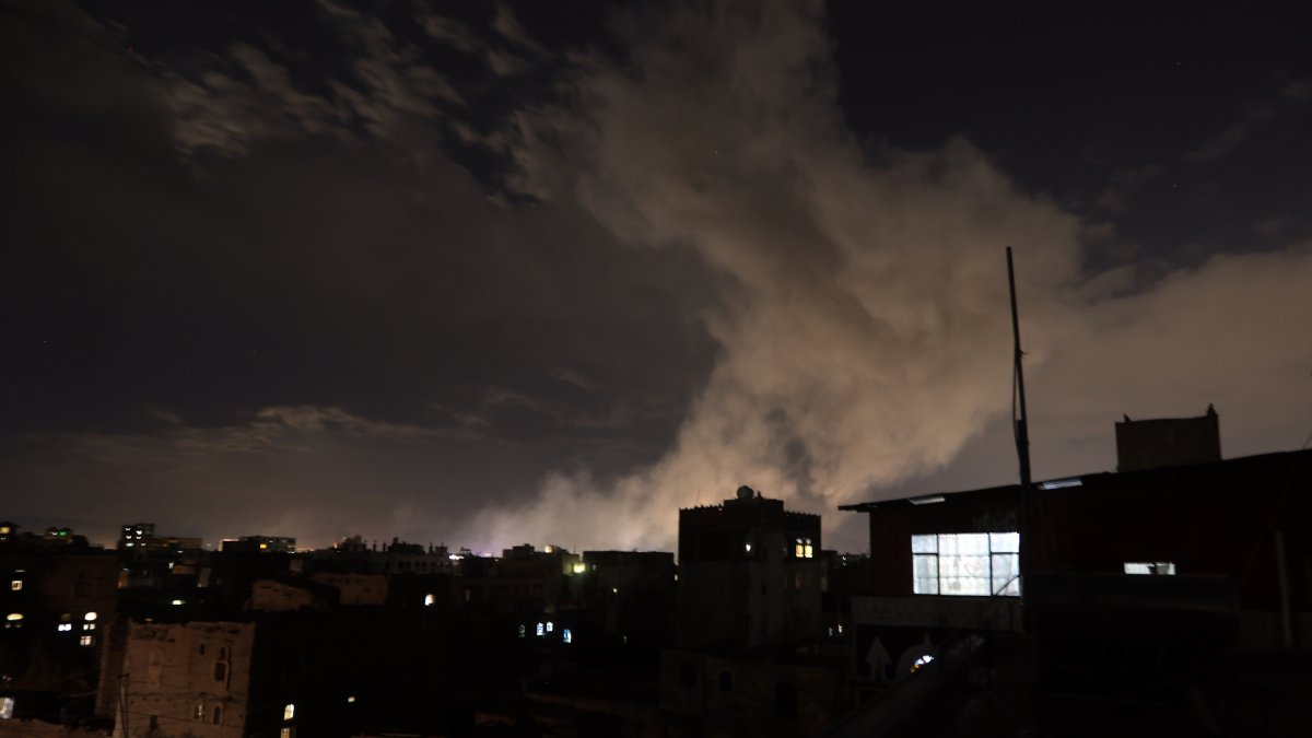 Humo proveniente de uno de los puntos atacados por Estados Unidos en la Saná en Yemen.