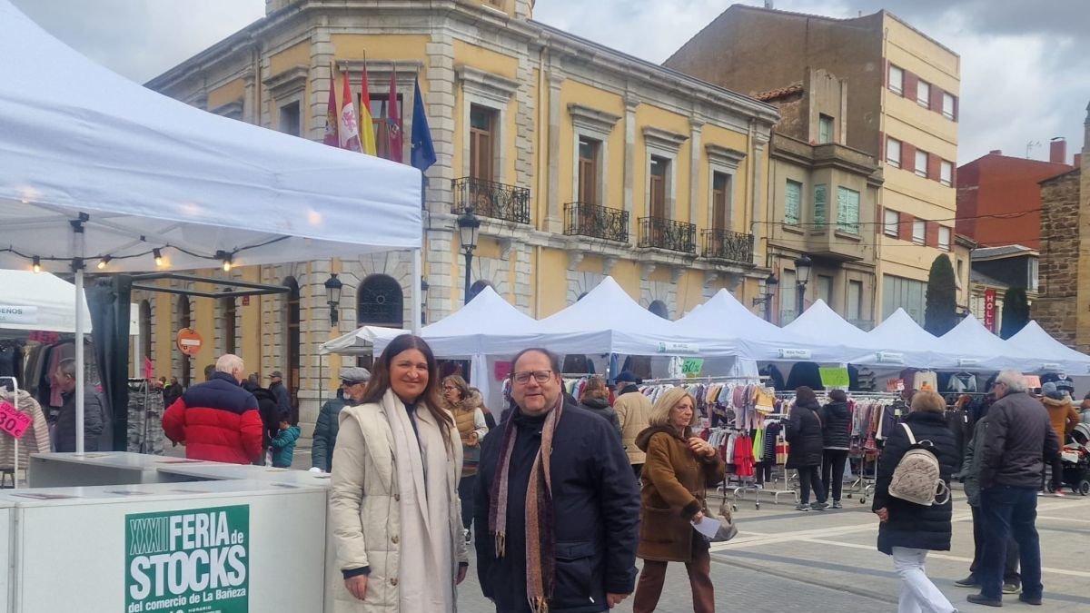 El Alcalde, Javier Carrera, con la concejala de comercio, Elena Baílez.