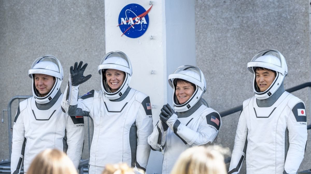 Los cuatro astronautas que despegaron el viernes por la noche.