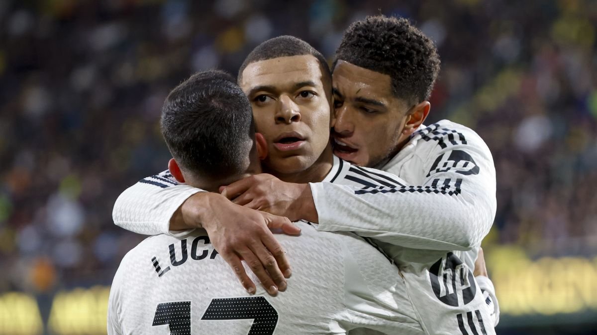 Kylian Mbappé celebra con Lucas Vázquez y Bellingham sus goles ante el Villarreal.
