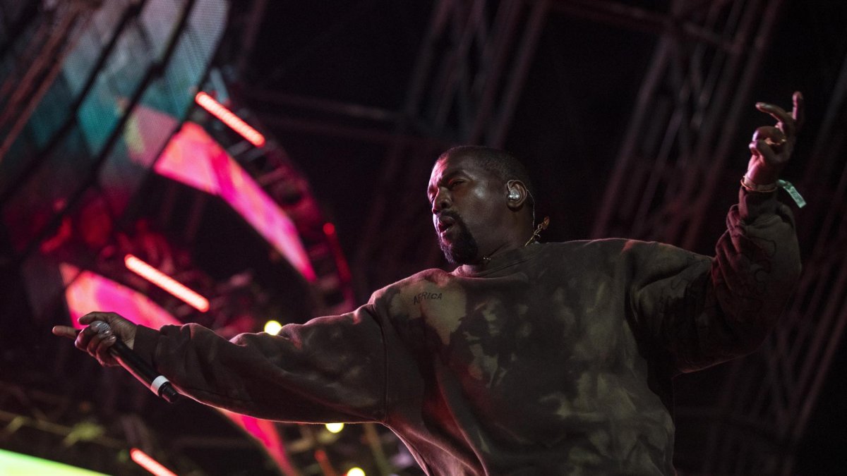 Fotografía de archivo en la que se registró al rapero estadounidense Kanye West, durante un presentación en Palm Springs (California, EE.UU.). EFE EFE/Etienne Laurent