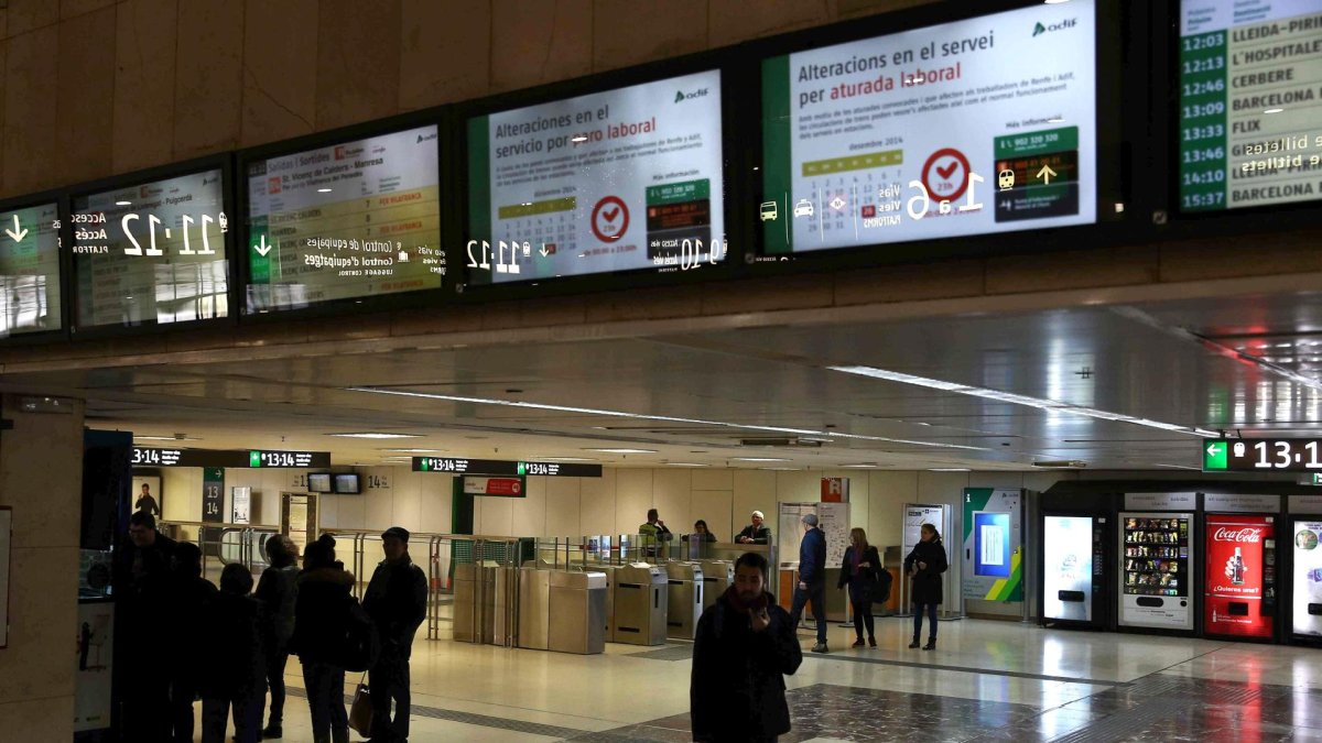 Imagen de archivo de paneles informativos en la Estación de Sants en Barcelona.
