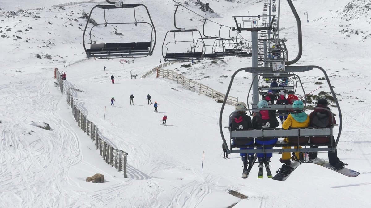 Esquiadores en la estación de esquí de San Isidro.