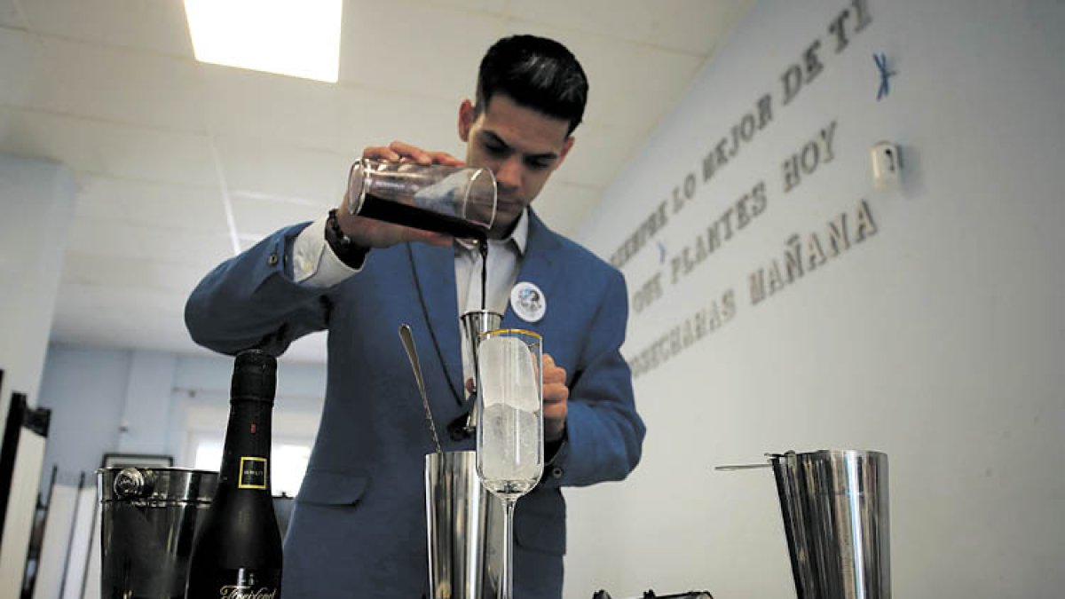 El joven Andy García prepara el cóctel para Fabero en una foto de archivo.