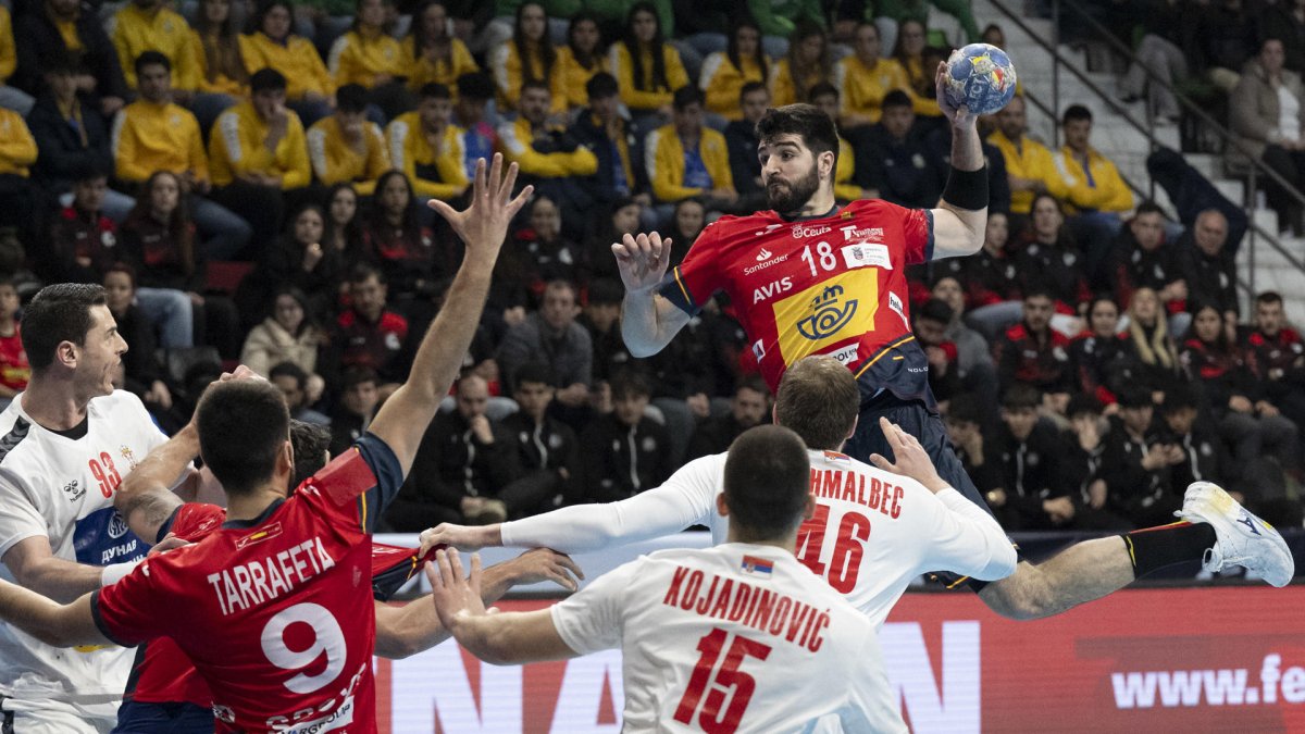 Los jugadores de la selección española de balonmano, Imanol Garciandía (d), y Ian Tarrafeta (2i), y los jugadores de la selección de Serbia de balonmano, Mijajlo Marsenic (i), Uros Kojadonovic (3d) y Dragan Pechmalbec (2d), durante del partido de clasificación para el próximo Campeonato de Europa de Balonmano, entre España y Serbia celebrado en el pabellón Quijote Arena de Ciudad Real.. EFE/Jesús Monroy