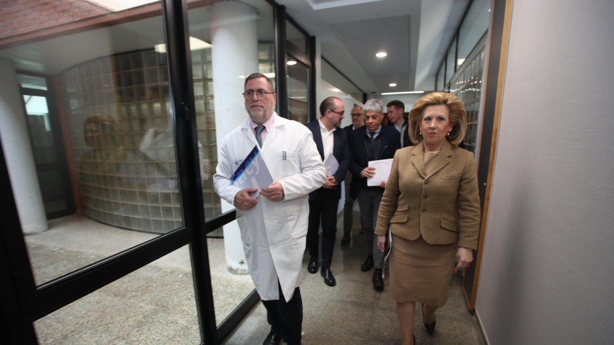 El gerente de asistencia sanitaria del Bierzo y la gerente de Salud de Castilla y León, en el Hospital El Bierzo.