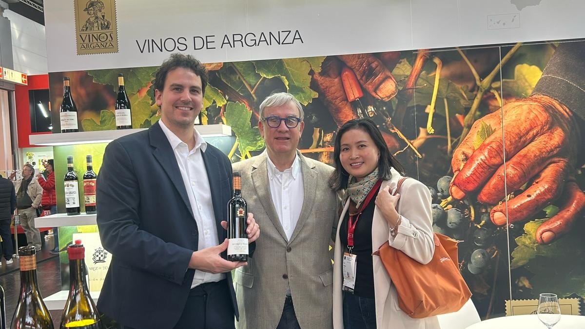 Los responsables de la bodega, en la feria alemana.