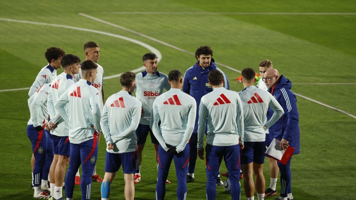 Luis de la Fuente y su selección en Las Rozas.
