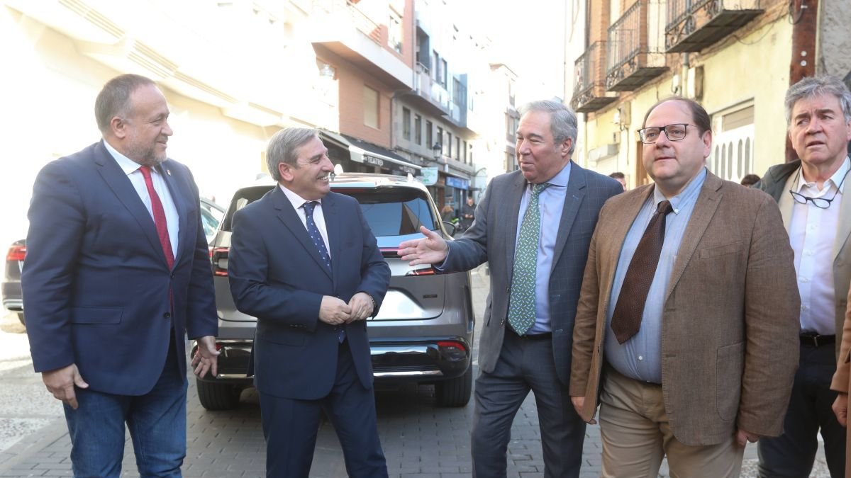Álvarez Courel, Sanz, Torné y Carrera, en La Bañeza.