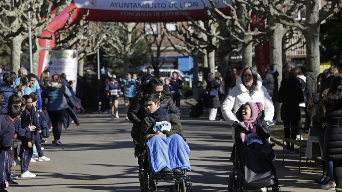 Personas con parálisis cerebral y sus monitoras en la carrera.