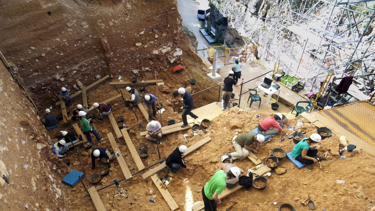 Fotografía de archivo de trabajos en Gran Dolina, en los yacimientos arqueológicos de Atapuerca. EFE/Santi Otero