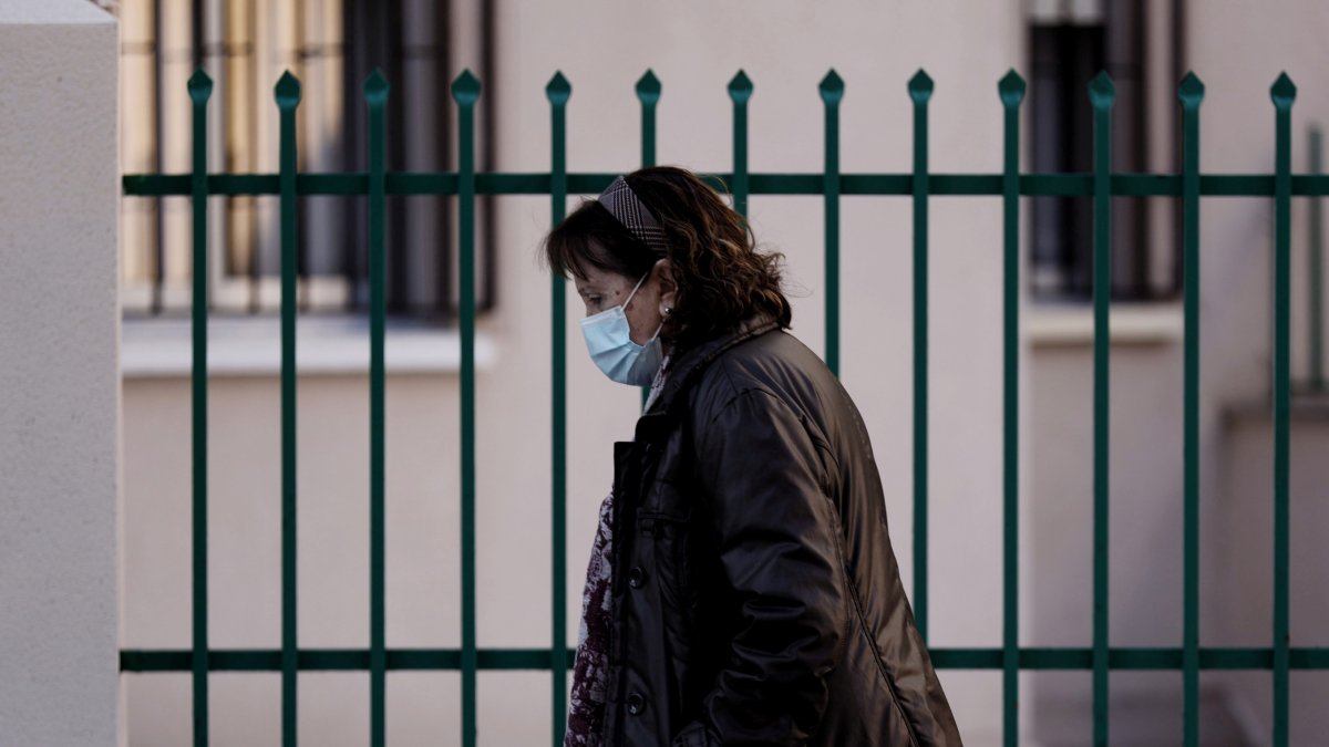 Archivo - Una mujer camina con mascarilla, a 8 de febrero de 2022, en Madrid (España)