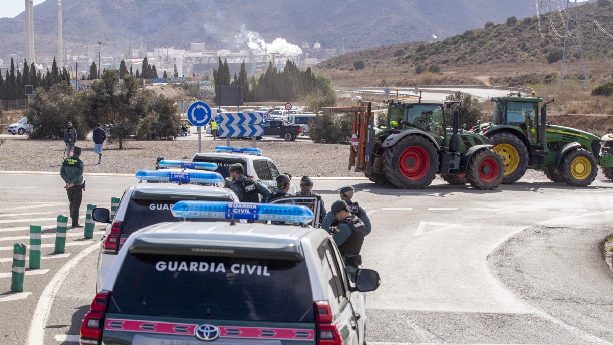 Imagen de archivo de un operativo de la Guardia Civil en una carretera de Murcia. EFE/ Marcial Guillén