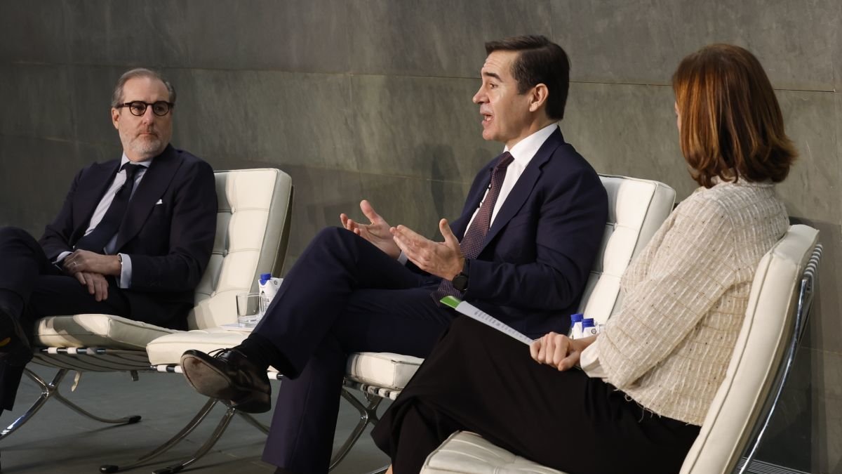 El presidente del BBVA, Carlos Torres, en el centro.