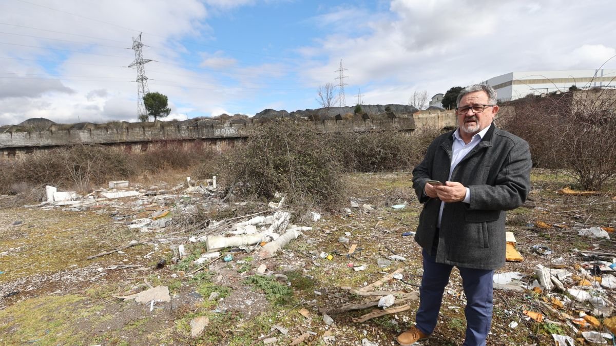 Carlos Fernández, en un vertedero ilegal retirado este martes en el barrio de La Placa.
