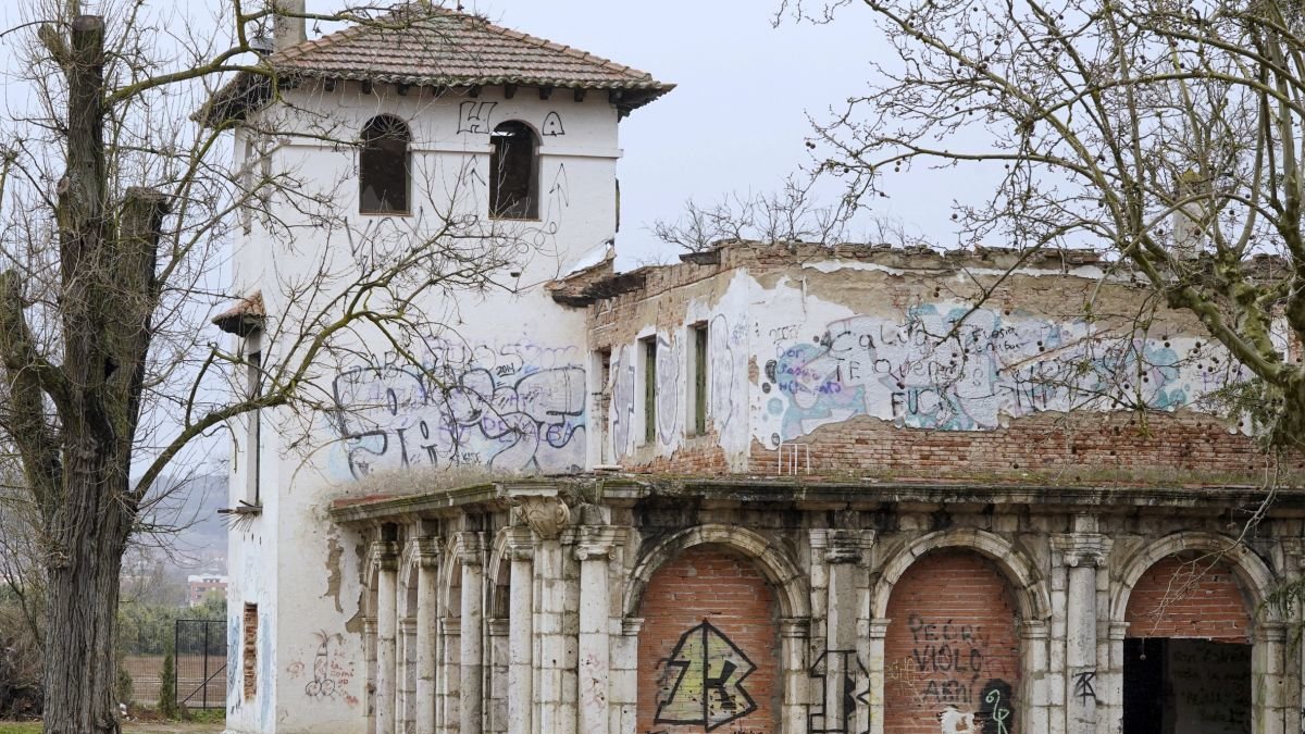 Estado actual del claustro en una finca privada de Valladolid.