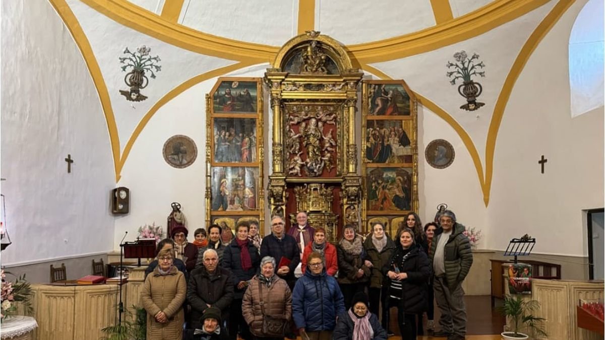 Los feligreses con el obispo.