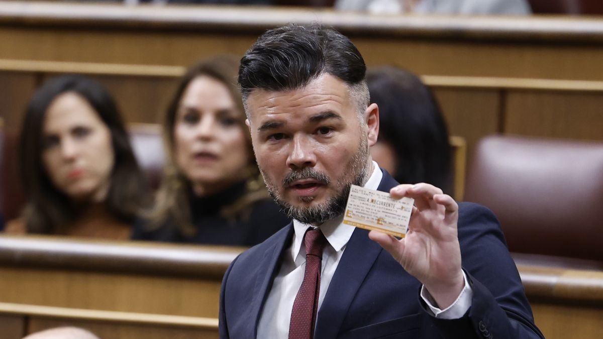 El portavoz de ERC, Gabriel Rufián, muestra un billete de Rodalies.