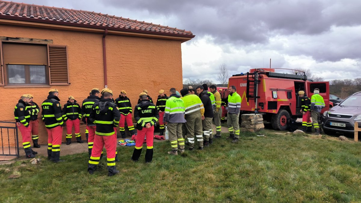 Personal de la Junta y la UME comparten técnicas y materiales en materia de extinción de incendios en Rabanal del Camino.