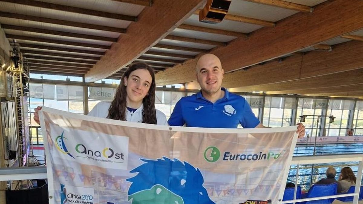 Nerea Rodríguez, junto a su entrenador Javier Díez.