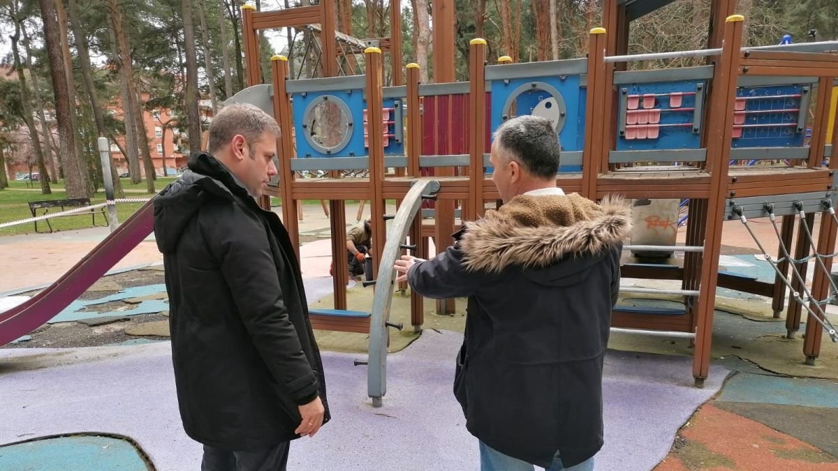 Iván Alonso, con un técnico en su visita a este parque infantil.